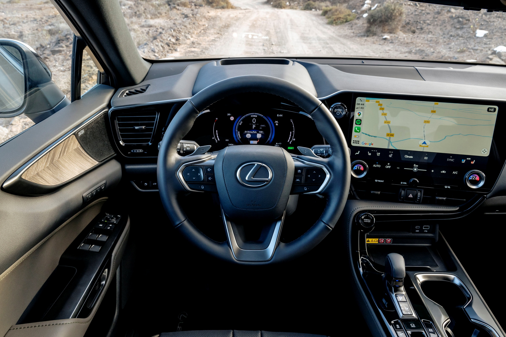 Vista del habitáculo del Lexus NX 350h Overtrail, elegante y tecnológico.