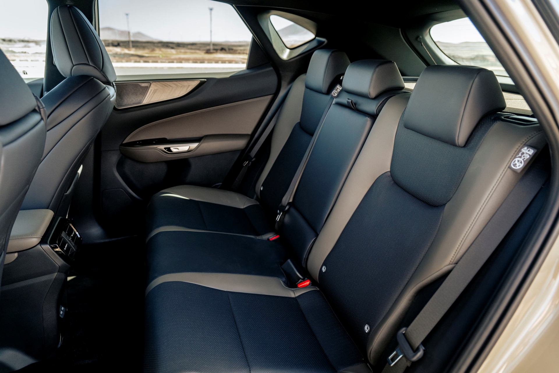 Vista interior muestra asientos traseros del Lexus NX en acabados premium.