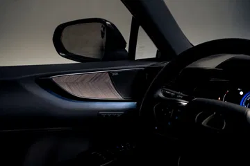 Vista lateral interna del Lexus NX con énfasis en diseño y calidad de materiales.