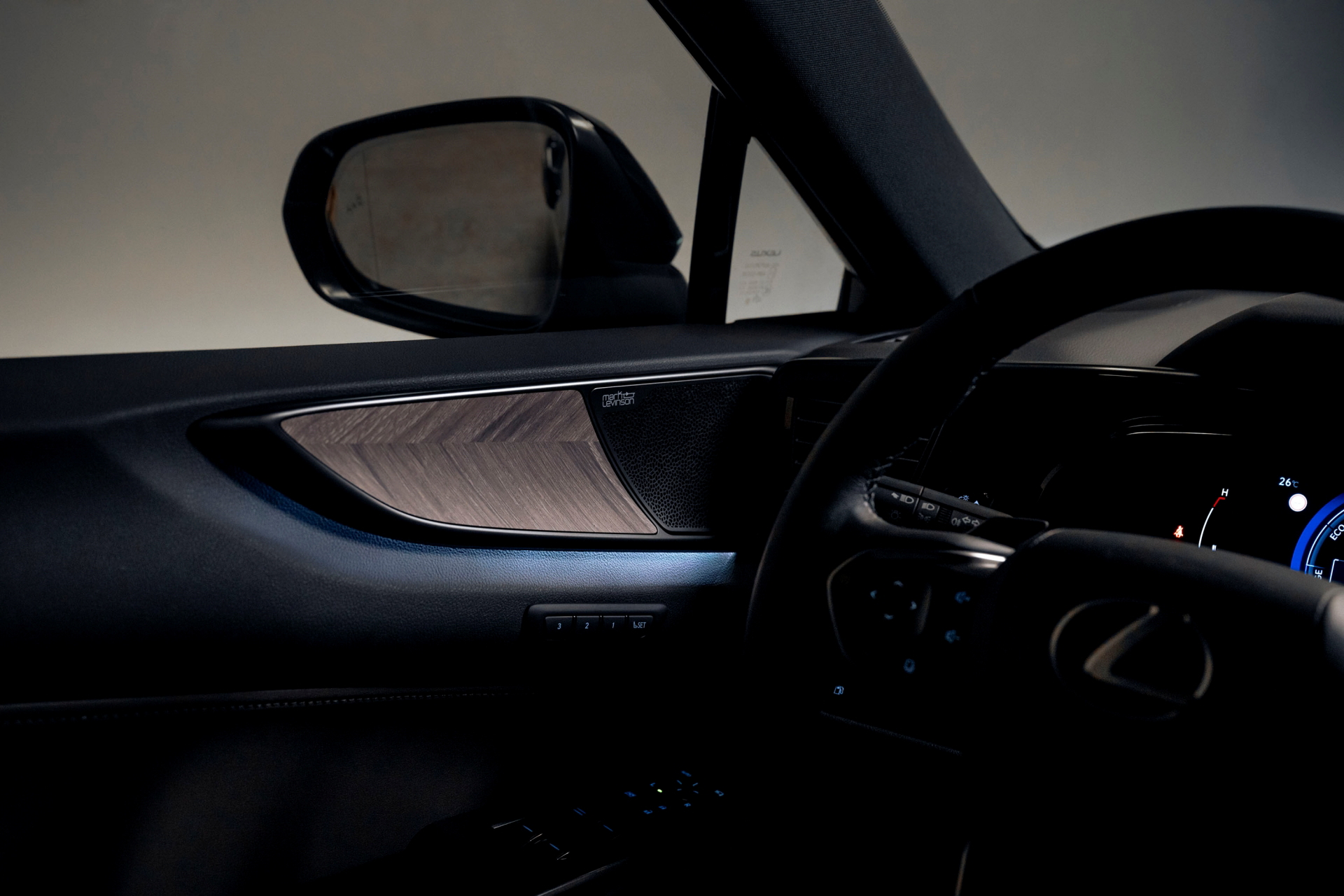 Vista lateral interna del Lexus NX con énfasis en diseño y calidad de materiales.
