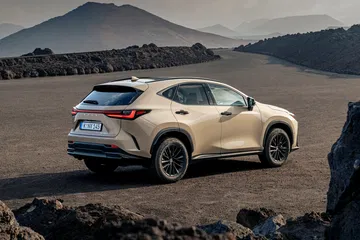 El Lexus NX 350h Overtrail posa con robustez y distinción, listo para la aventura.