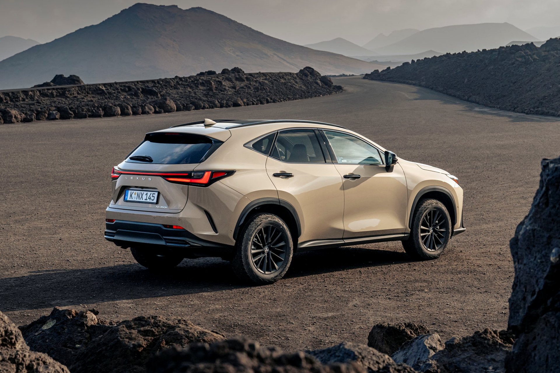 El Lexus NX 350h Overtrail posa con robustez y distinción, listo para la aventura.