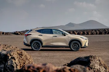 Lexus NX 350h Overtrail en su habitat natural, mostrando línea y diseño