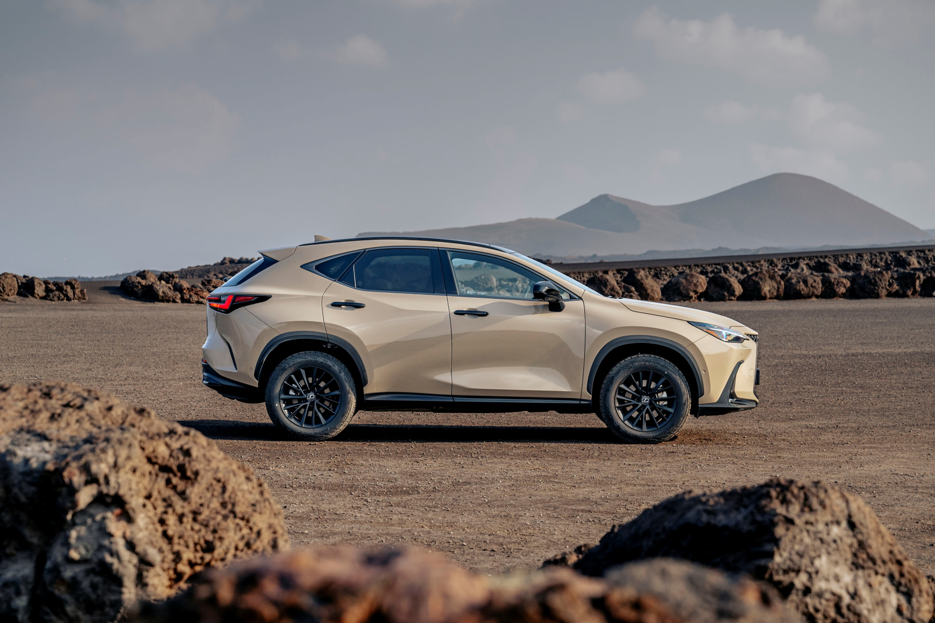 Lexus NX 350h Overtrail en su habitat natural, mostrando línea y diseño