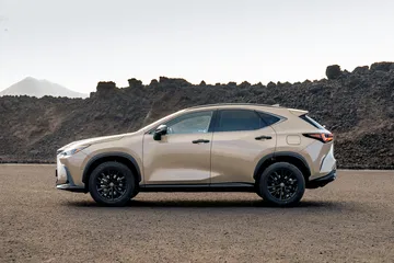 Lateral del Lexus NX 350h Overtrail 2024 mostrando línea y diseño robusto