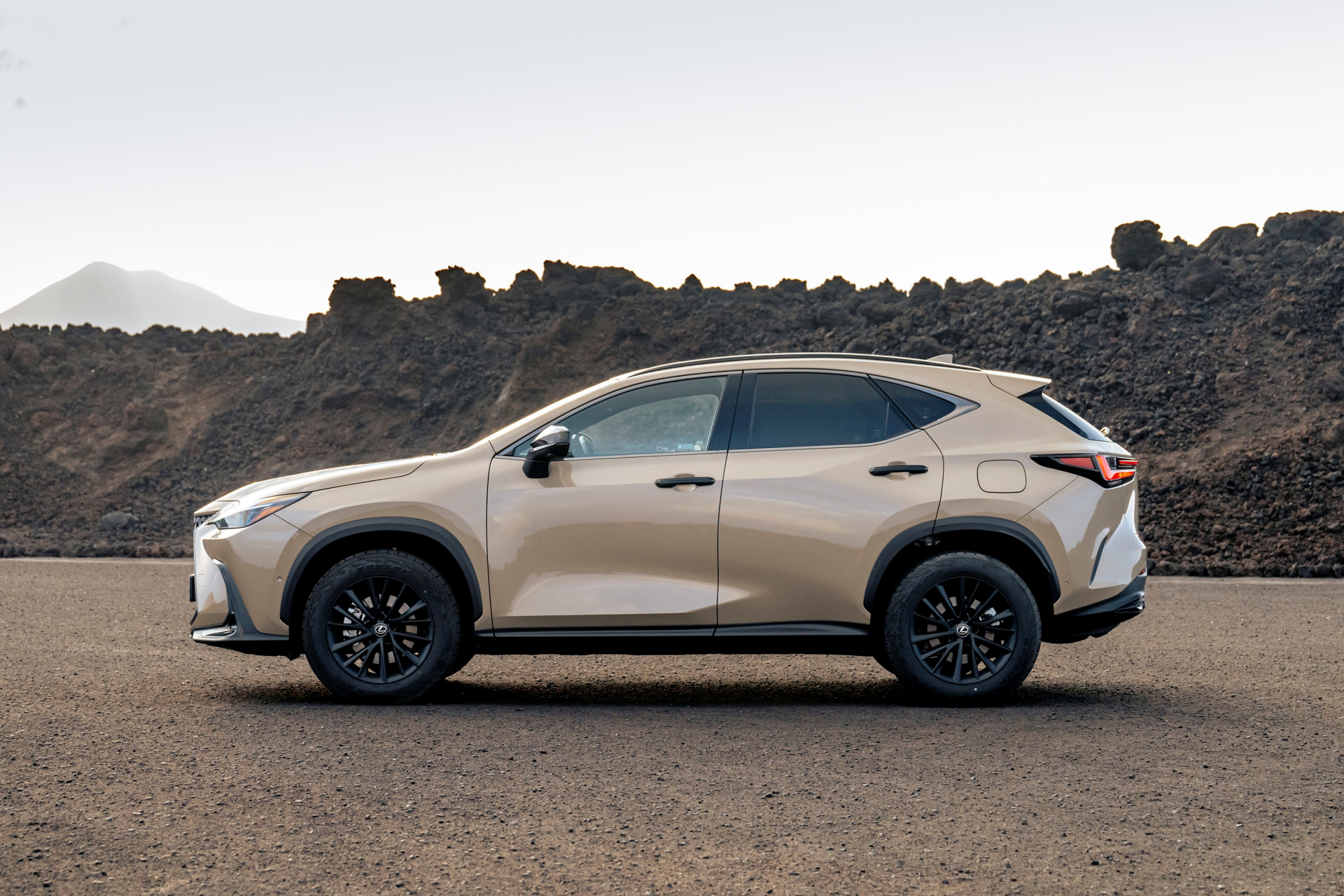 Lateral del Lexus NX 350h Overtrail 2024 mostrando línea y diseño robusto