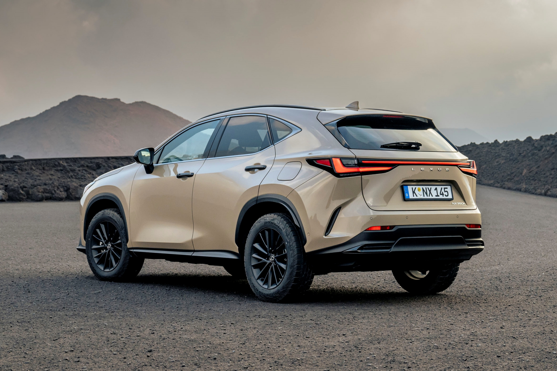 Vista trasera lateral del Lexus NX 350h Overtrail con diseño robusto y aventurero.