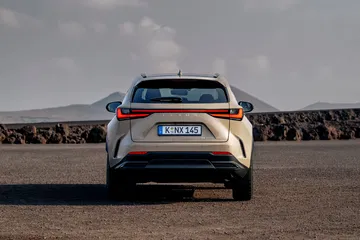 Vista trasera del Lexus NX 350h Overtrail mostrando su robustez y diseño moderno