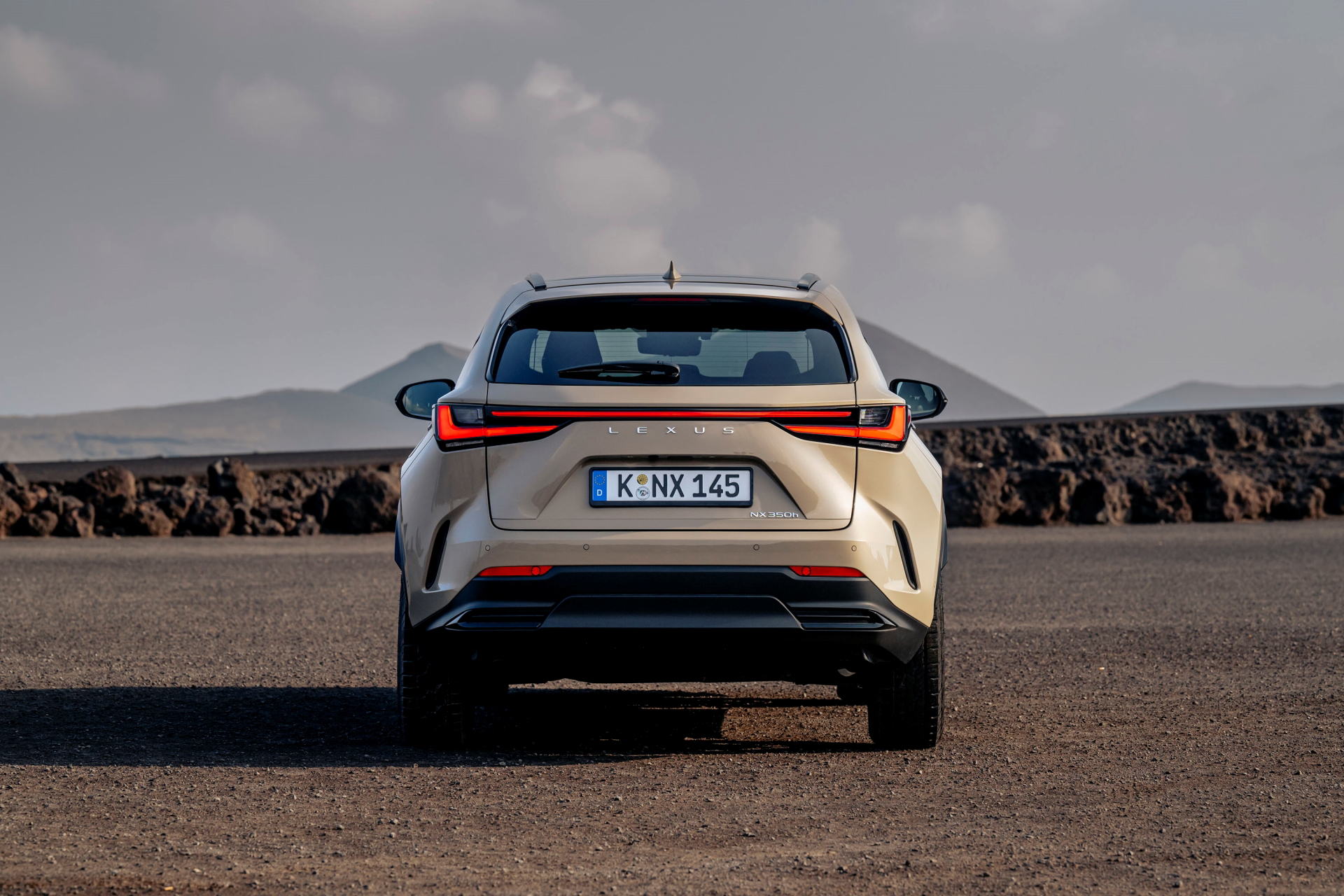 Vista trasera del Lexus NX 350h Overtrail mostrando su robustez y diseño moderno