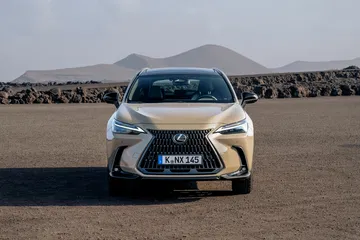 Vista frontal del Lexus NX 350h Overtrail, mostrando su robustez y diseño moderno.