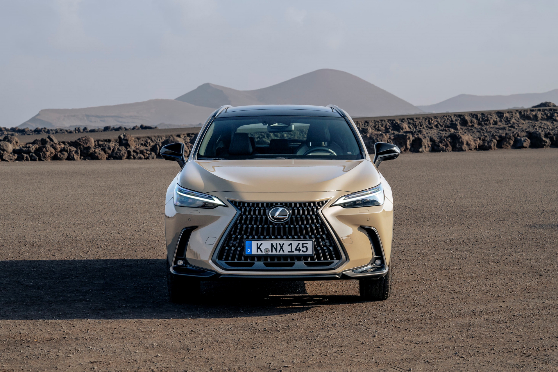 Vista frontal del Lexus NX 350h Overtrail, mostrando su robustez y diseño moderno.