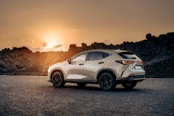 Lexus NX 350h Overtrail mostrando su lado robusto y aventurero al atardecer