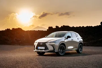 El Lexus NX 350h Overtrail muestra su robustez y diseño aventurero al atardecer