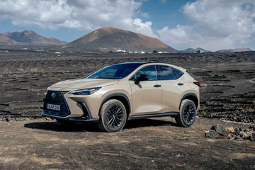 Lexus NX 350h Overtrail posa desafiante sobre terreno volcánico