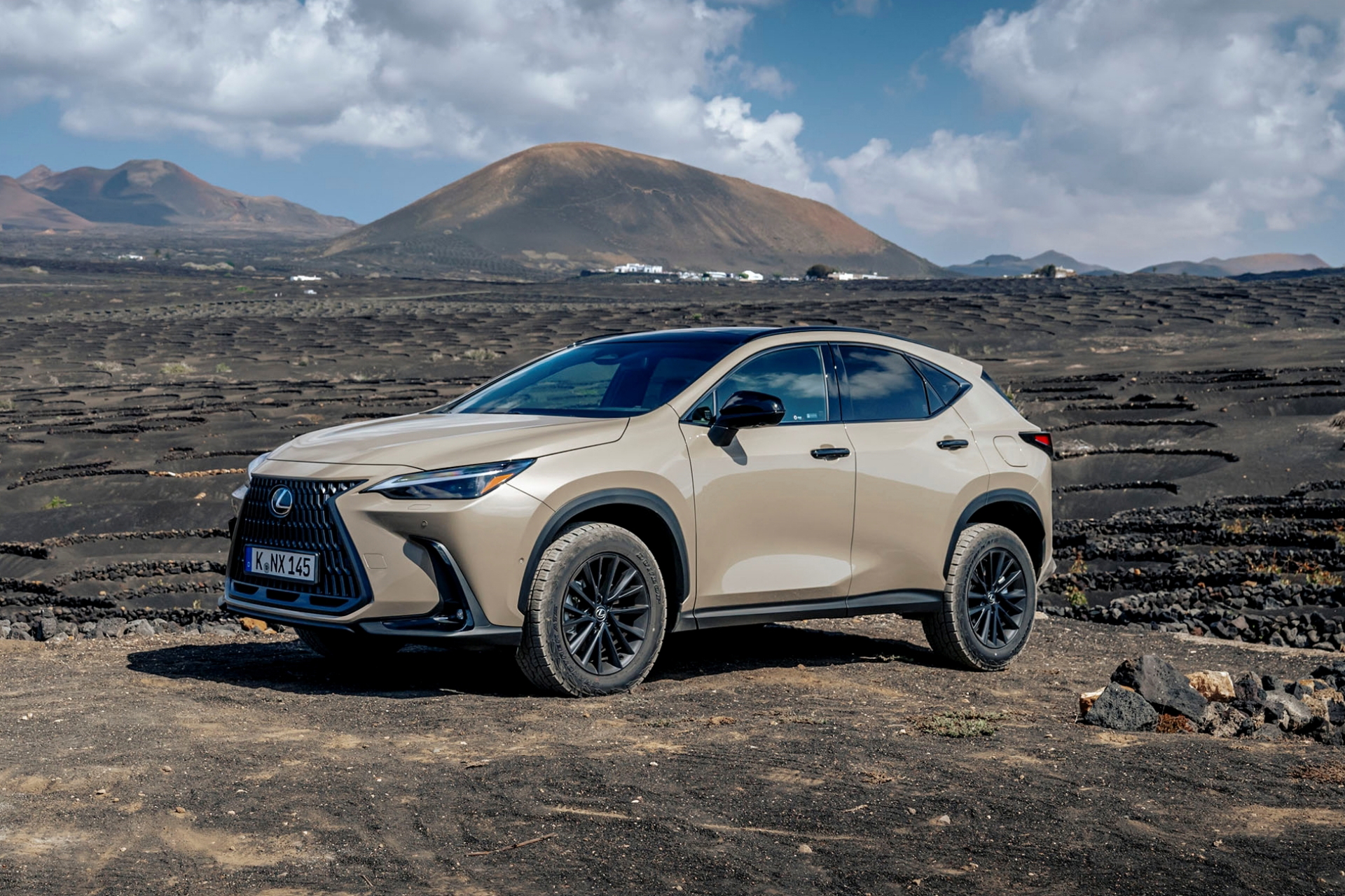 Lexus NX 350h Overtrail posa desafiante sobre terreno volcánico