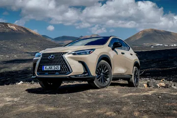 Vista delantera y lateral del Lexus NX 350h Overtrail 2024, sobresaliendo en terreno off-road.