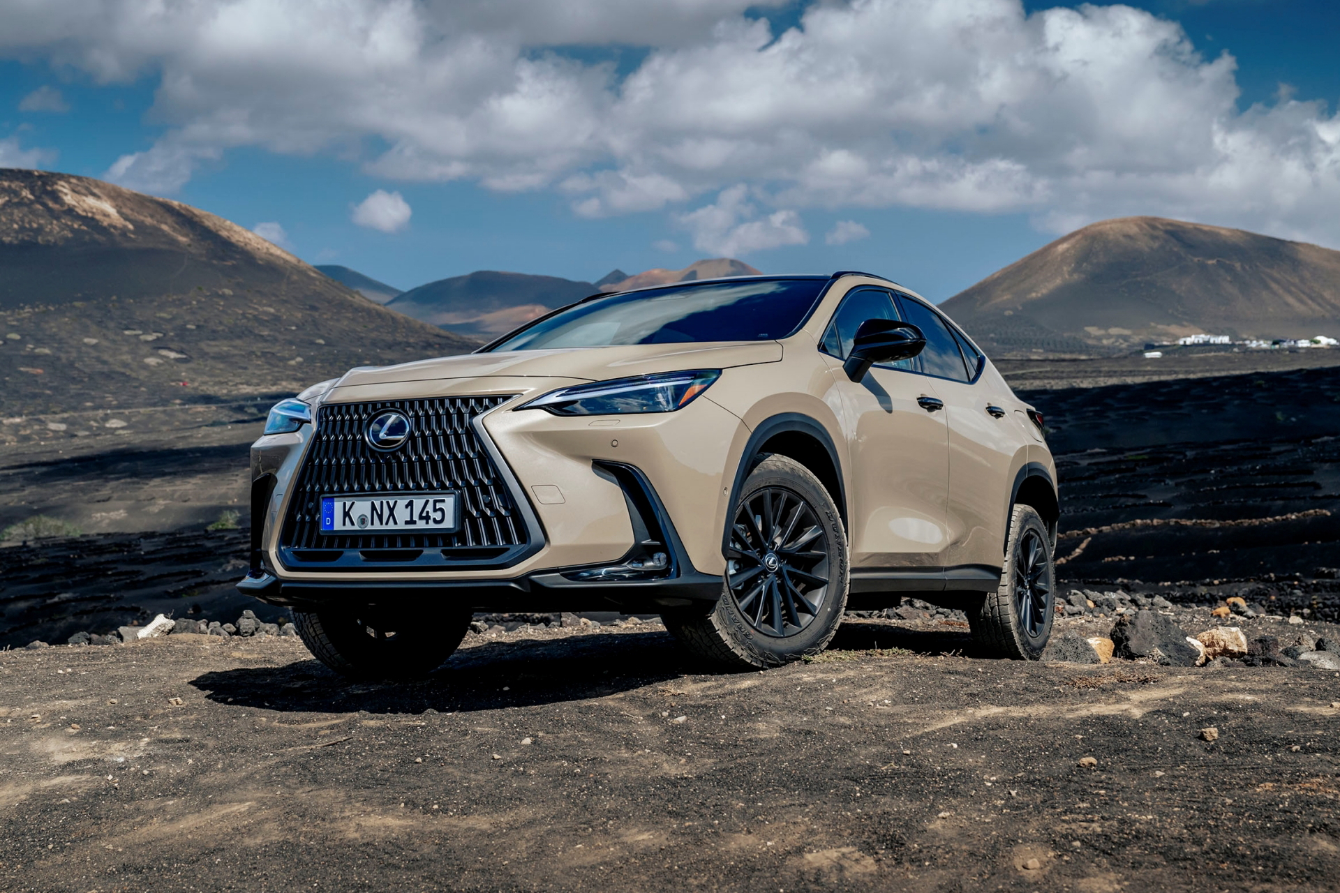 Vista delantera y lateral del Lexus NX 350h Overtrail 2024, sobresaliendo en terreno off-road.