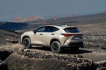El Lexus NX 350h Overtrail presenta su imponente lateral preparado para el off-road
