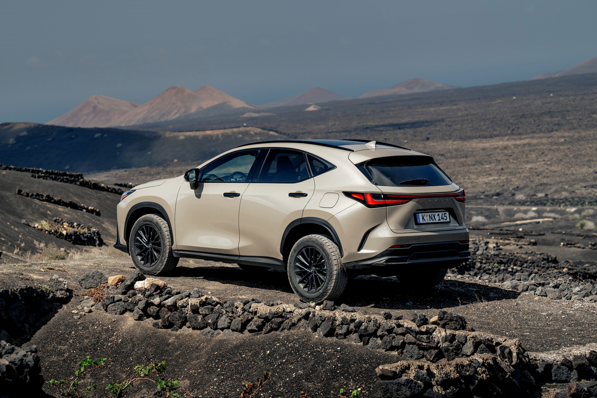 El Lexus NX 350h Overtrail presenta su imponente lateral preparado para el off-road