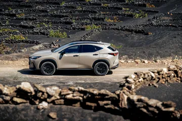 Vista lateral Lexus NX 350h Overtrail, imponencia y diseño todoterreno