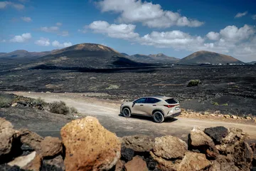 Lexus NX 350h Overtrail 2024 atravesando terreno rocoso