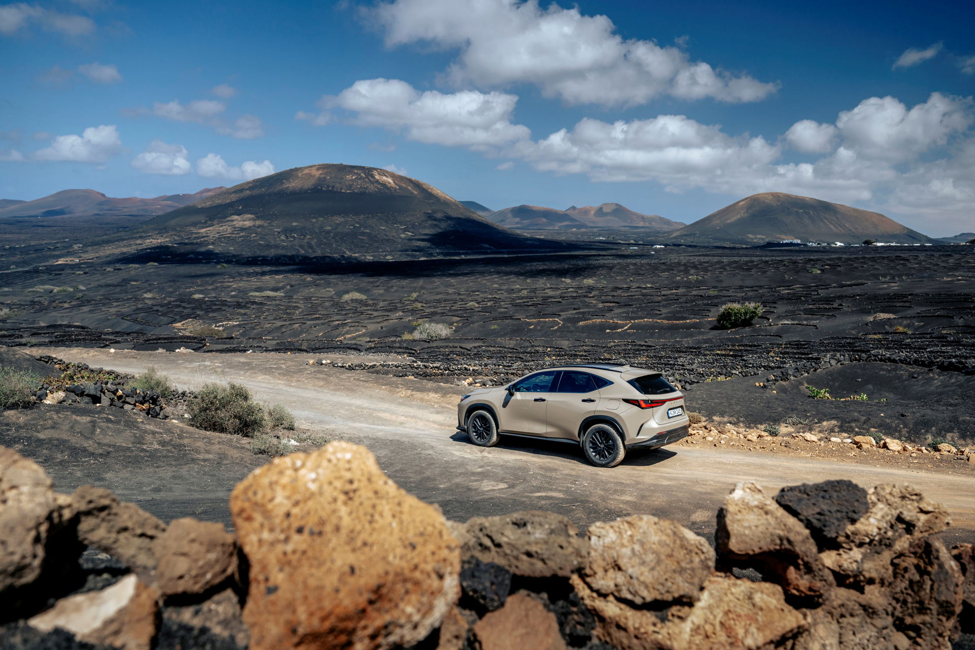 Lexus NX 350h Overtrail 2024 atravesando terreno rocoso