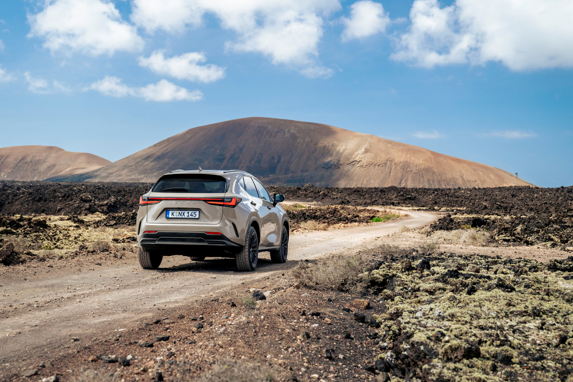 Vista trasera y lateral del Lexus NX 350h Overtrail mostrando su diseño robusto y capacidad todoterreno.