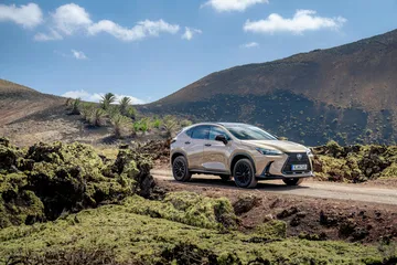 Vista lateral del Lexus NX 350h Overtrail mostrando su capacidad todoterreno