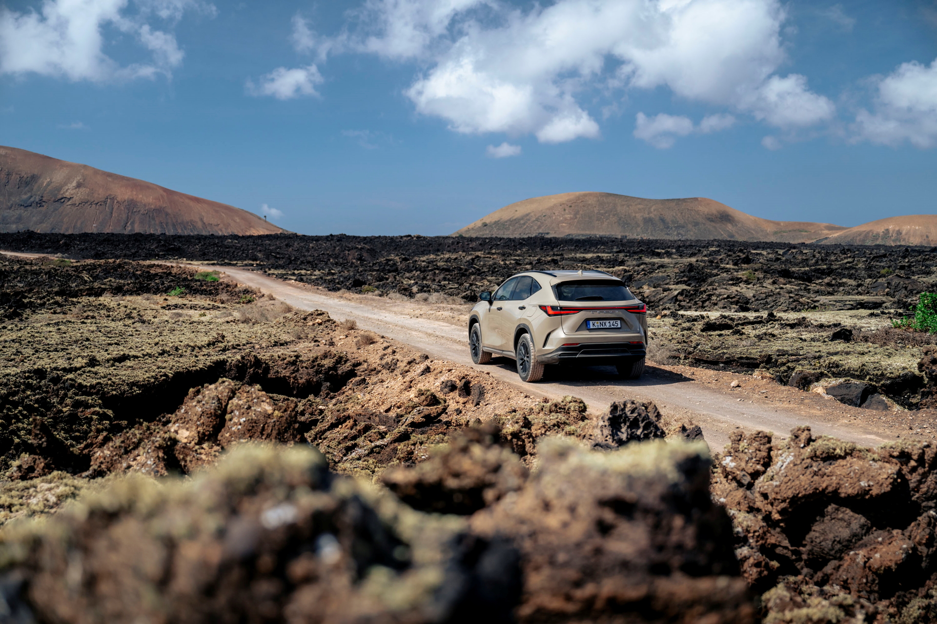 Lexus NX 350h Overtrail mostrando su robustez en terreno irregular.