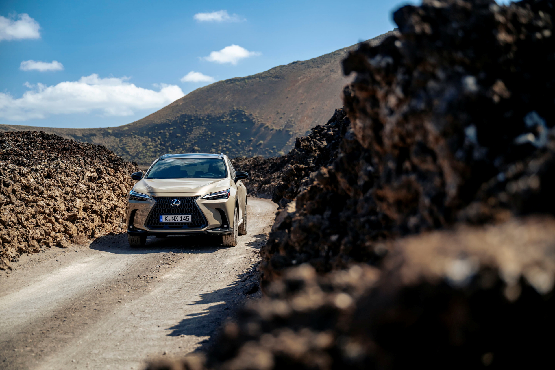Nuevo Lexus NX 350h Overtrail mostrando su dominio en terreno abrupto