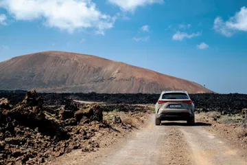 Lexus NX 350h Overtrail conquistando terrenos agrestes con su tracción 4x4 mejorada.