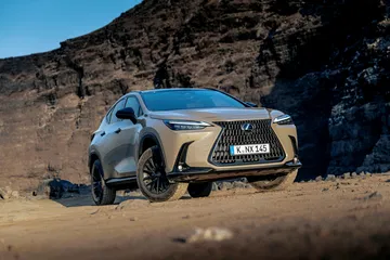 El Lexus NX 350h muestra su capacidad todoterreno en un entorno rocoso