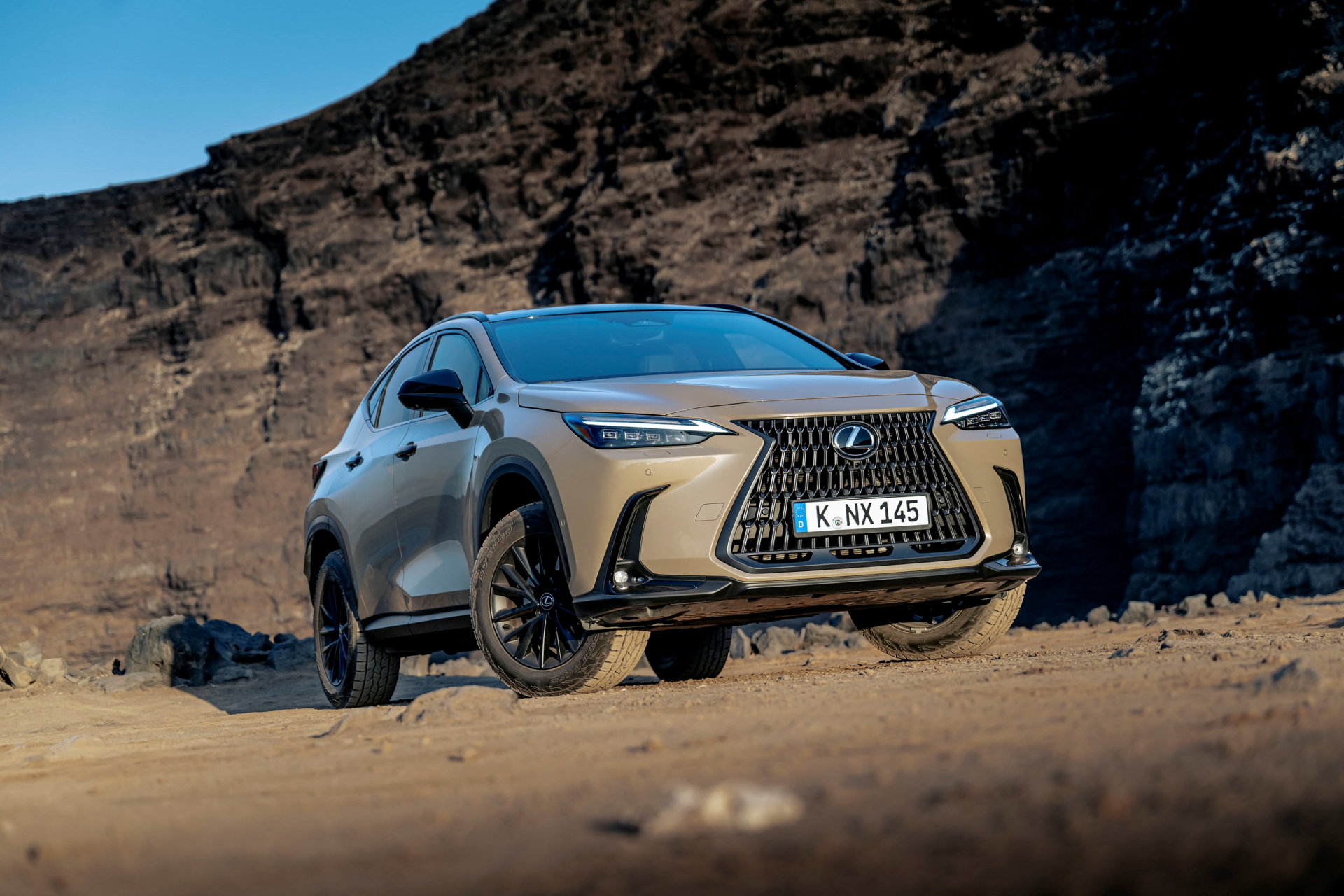 El Lexus NX 350h muestra su capacidad todoterreno en un entorno rocoso