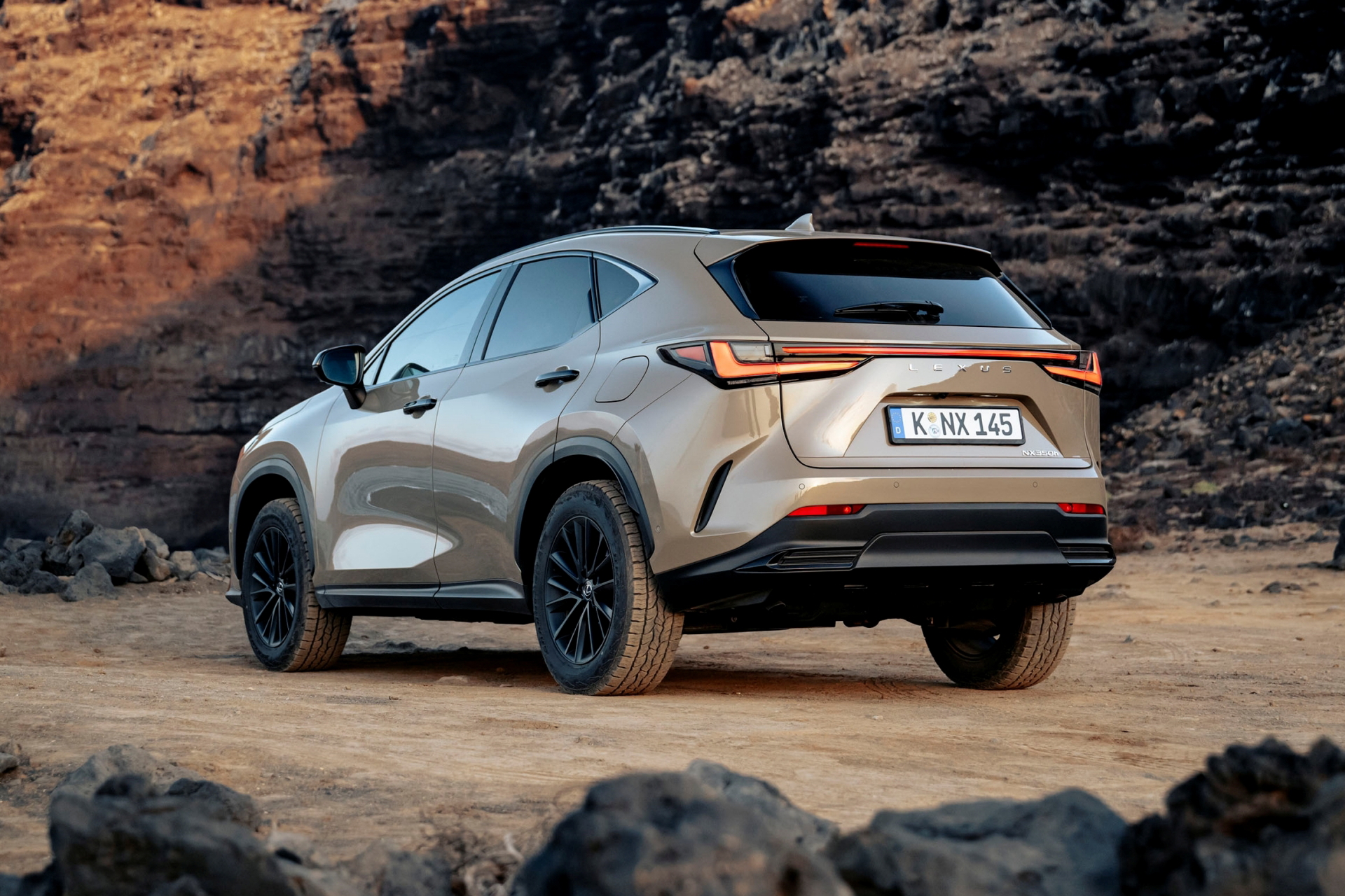 Lexus NX 350h Overtrail se muestra en su hábitat natural con acabado robusto.