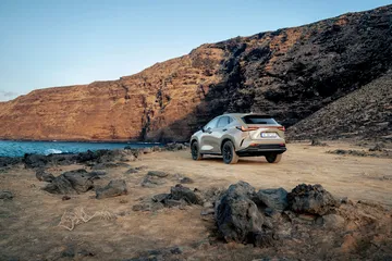 Lexus NX 350h Overtrail posando en terreno agreste, resaltando su capacidad todoterreno