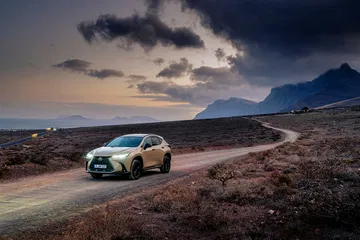 Vista dinámica del Lexus NX 350h Overtrail mostrando su perfil robusto y diseño aventurero.