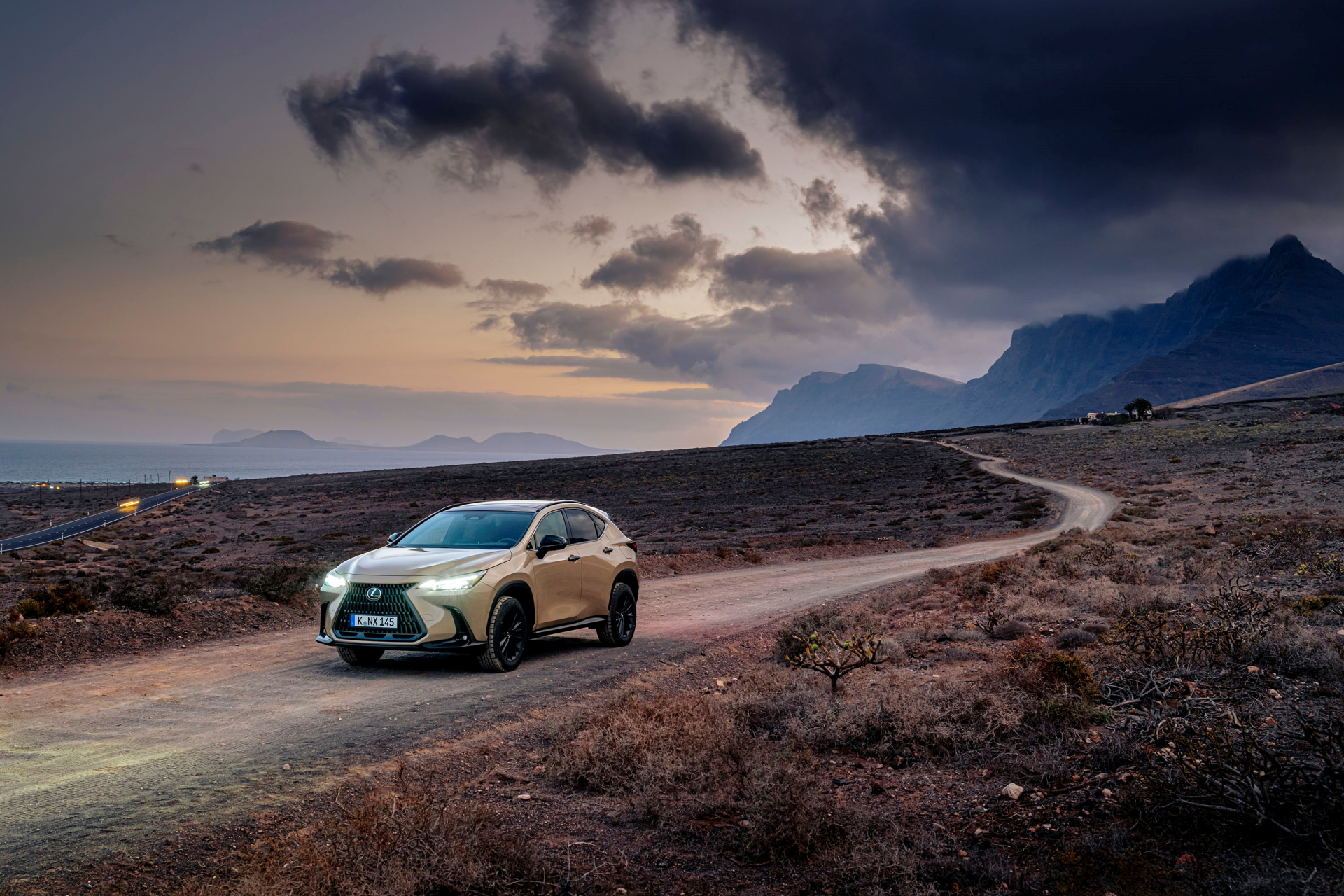 Vista dinámica del Lexus NX 350h Overtrail mostrando su perfil robusto y diseño aventurero.