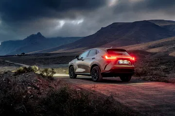 Vista dinámica del Lexus NX 350h Overtrail 2024 en entorno natural