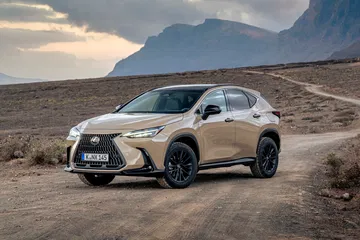 Vista dinámica del Lexus NX 350h Overtrail mostrando su perfil robusto