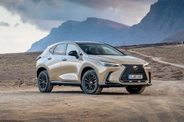 Vista lateral del Lexus NX 350h Overtrail 2024 mostrando su robustez