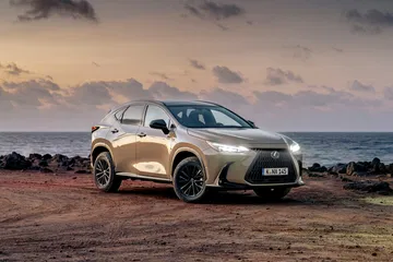 Lexus NX 350h Overtrail muestra robustez y elegancia en entorno natural.