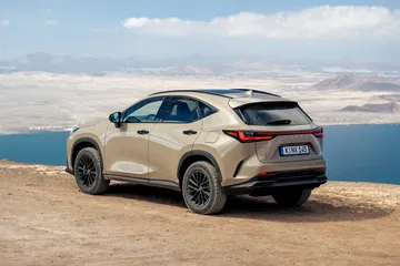 El Lexus NX 350h Overtrail muestra su línea dinámica y robusta, preparado para el todoterreno.