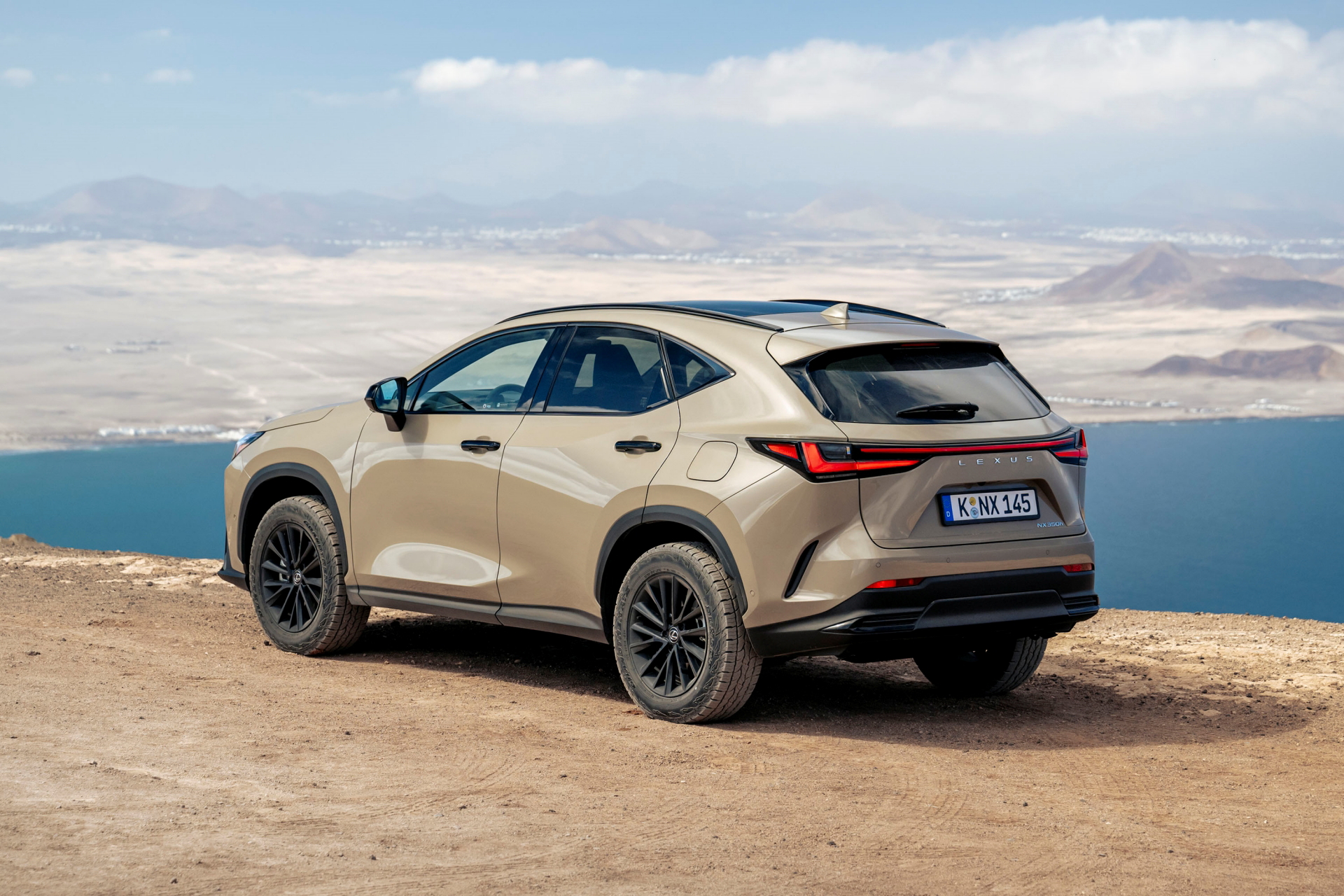 El Lexus NX 350h Overtrail muestra su línea dinámica y robusta, preparado para el todoterreno.