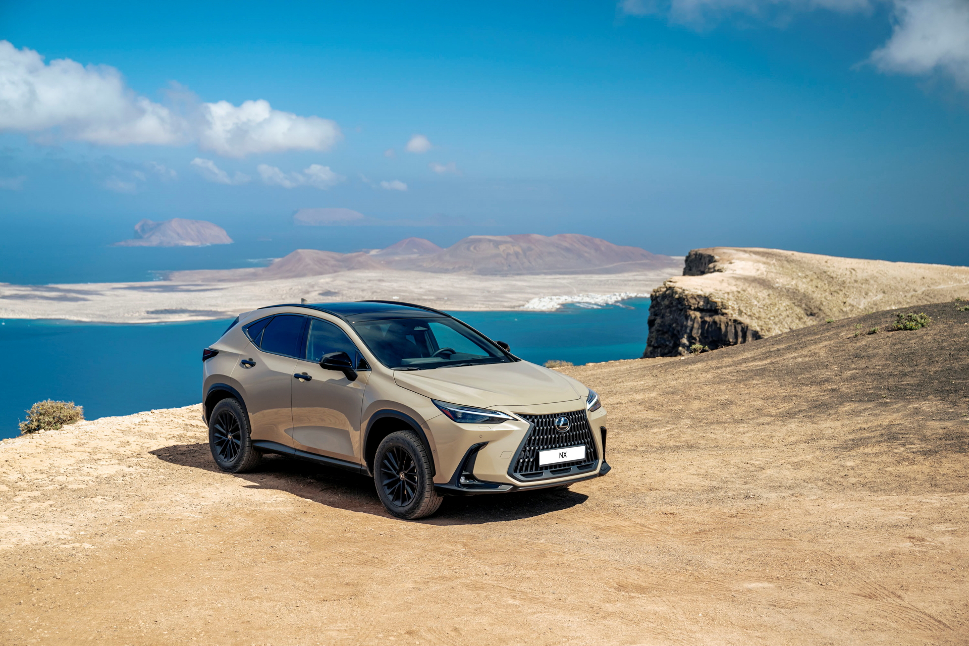 Vista lateral del Lexus NX 350h Overtrail mostrando su perfil robusto y aventurero.