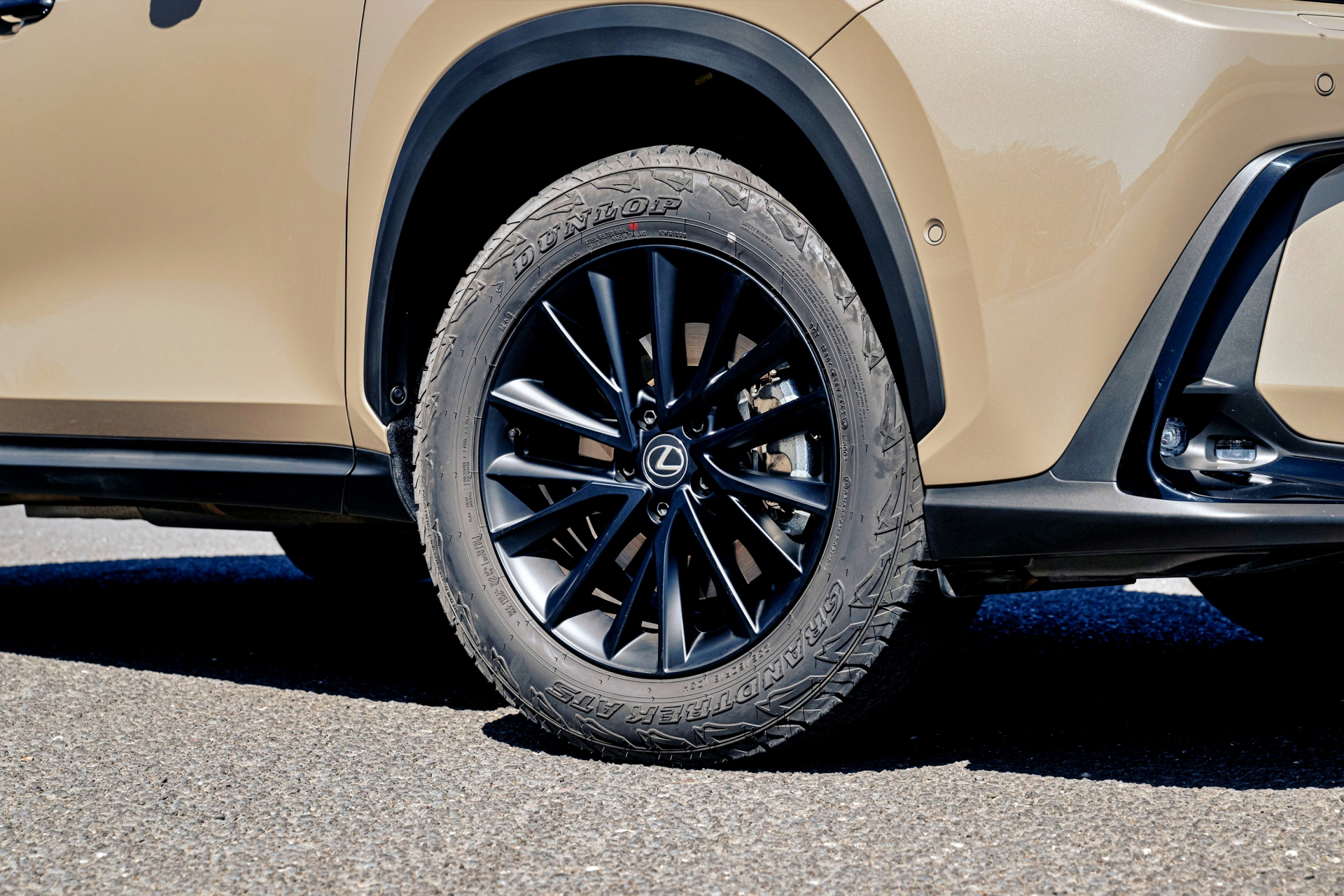 Vista cercana de la rueda de Lexus NX 350h mostrando neumáticos todo terreno.