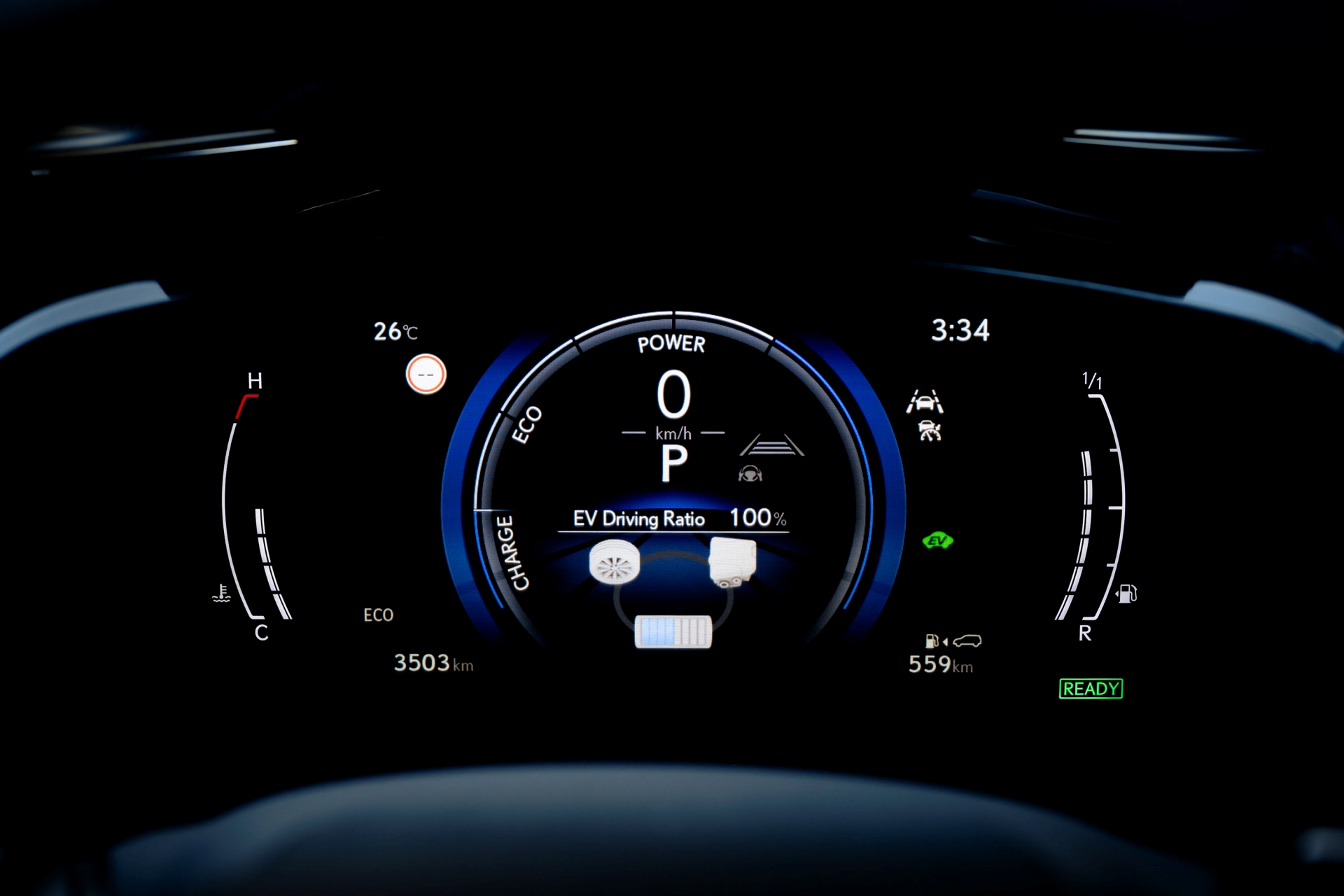 Panel de instrumentos del Lexus NX con iluminación azul, aspecto tecnológico y moderno.