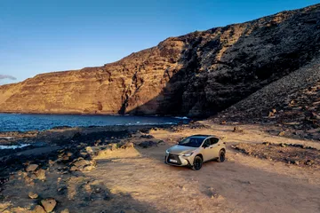El Lexus NX 350h Overtrail demuestra su capacidad todoterreno en un entorno natural