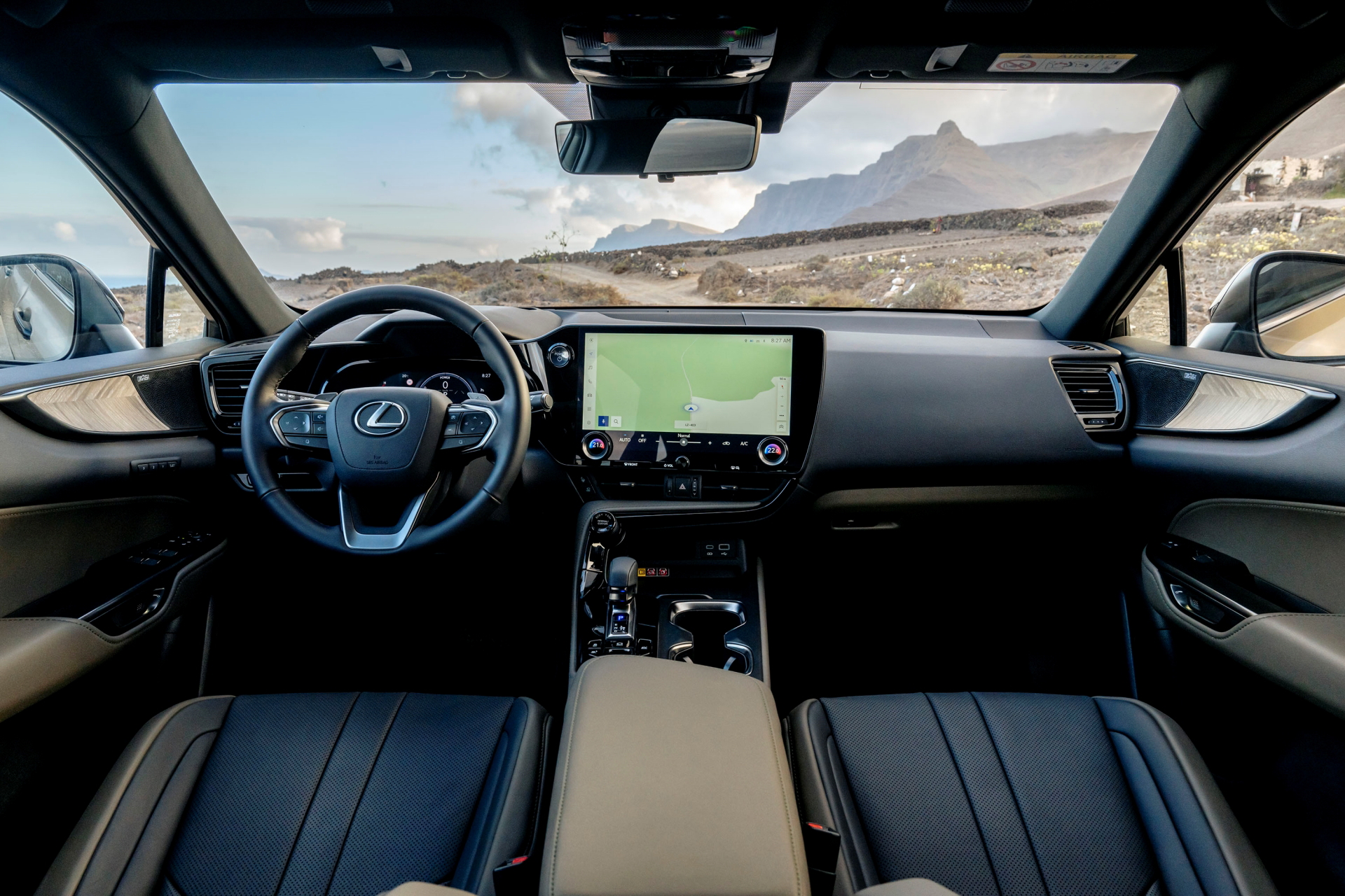 Vista del lujoso habitáculo del Lexus NX, enfatizando calidad y tecnología.