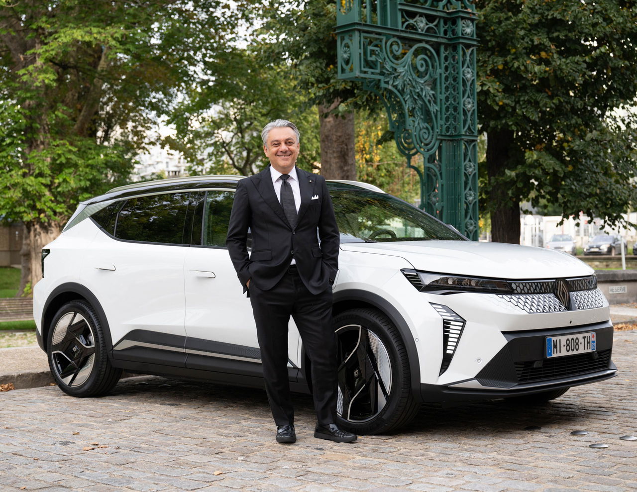 El CEO de Renault junto al nuevo modelo eléctrico de la marca.