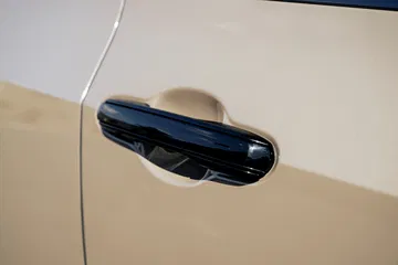 Manija de puerta del Lexus NX 350h Overtrail, diseño y calidad premium.